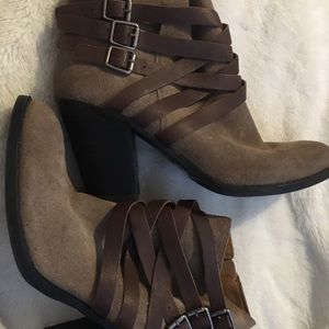LUCKY BRAND - buckle strap details, heeled boots